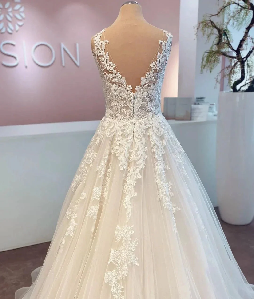 Elegant Long A-line V-neck Tulle Lace Wedding Dress - Image 3