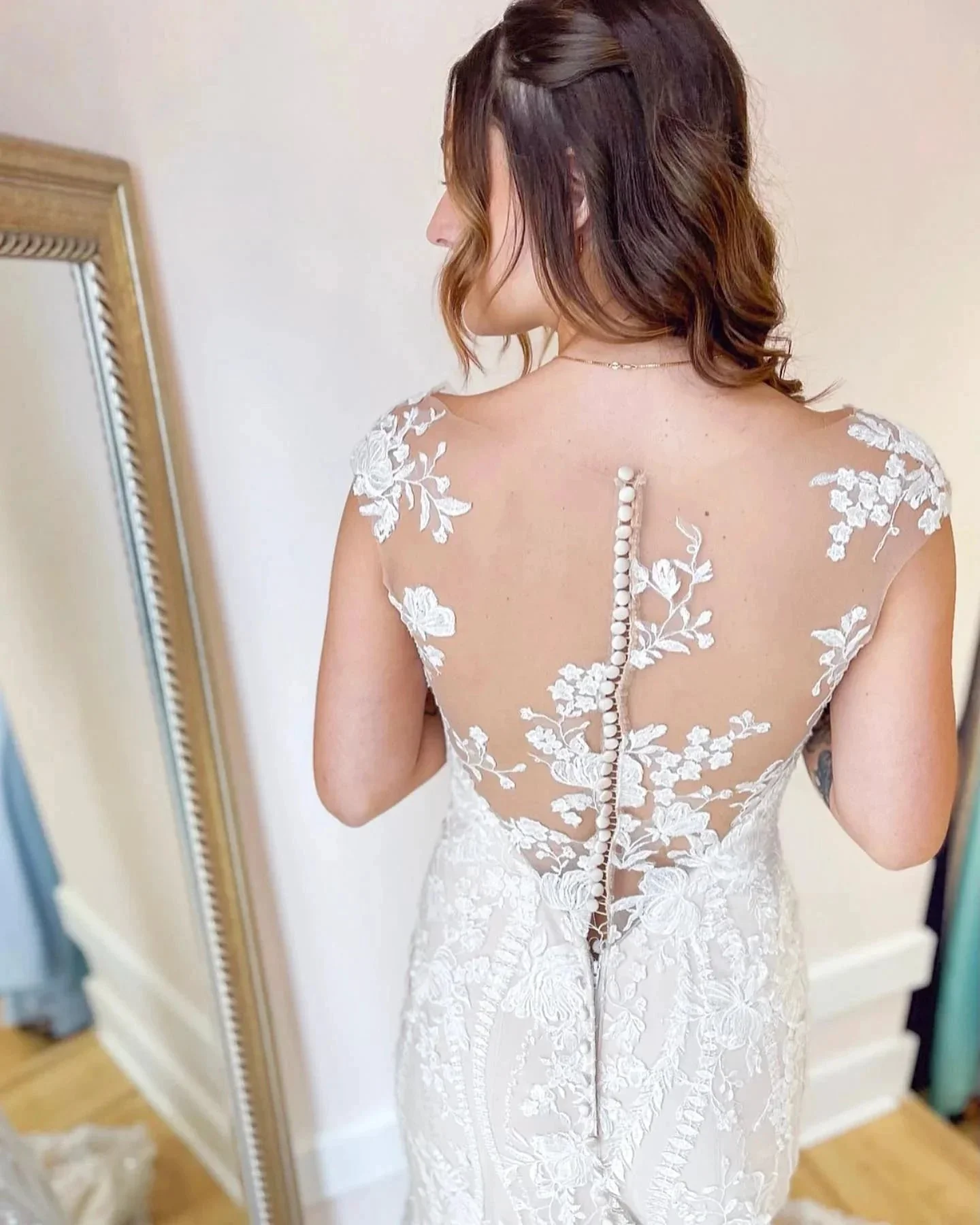Elegant Long Mermaid Bateau Appliques Lace Backless Wedding Dress - Image 2