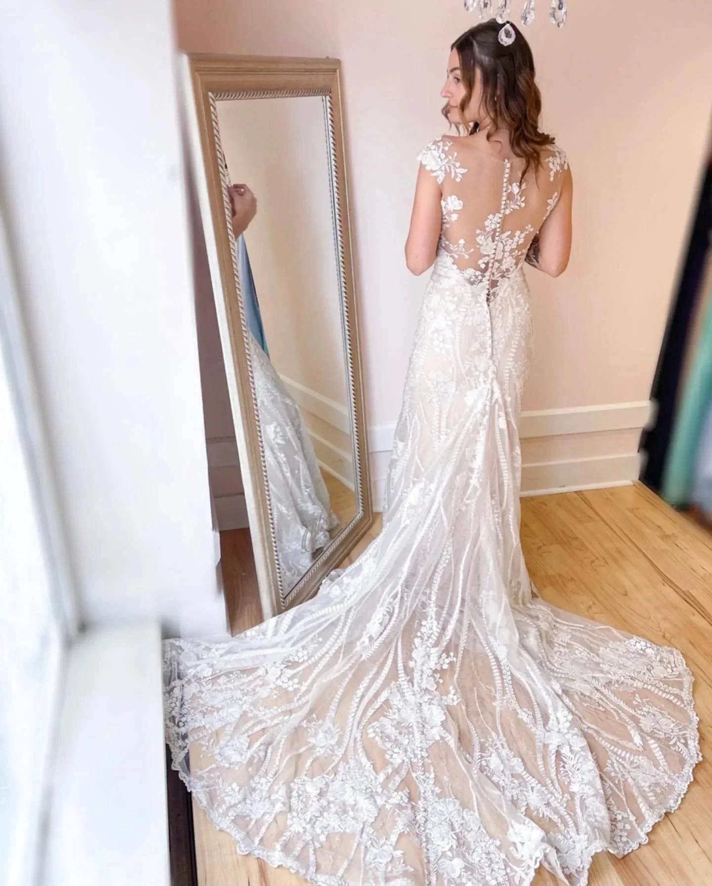 Elegant Long Mermaid Bateau Appliques Lace Backless Wedding Dress - Image 3