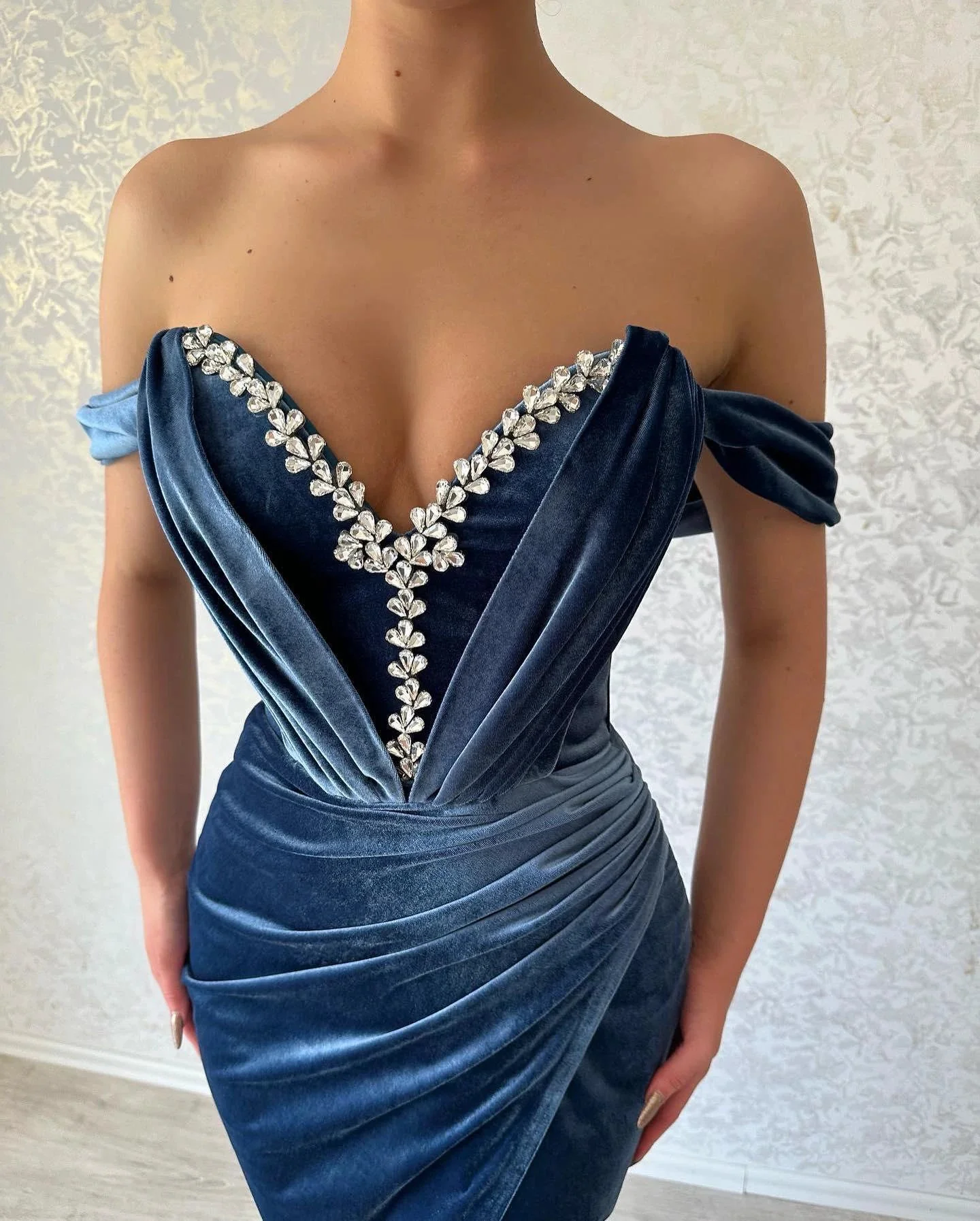 Elegant Long Navy Off-the-shoulder Column Ankle Length Prom Dress With Slit - Image 4