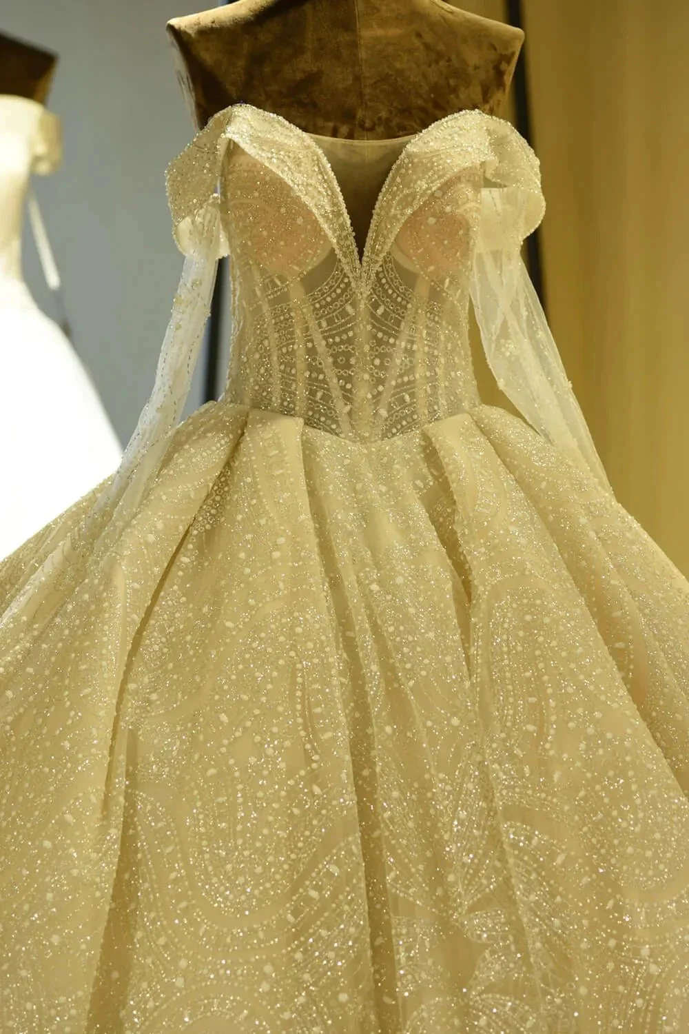 Elegant Long Sleeve Sweetheart Lace-up Ivory Tulle Ball Gown Wedding Dress - Image 2