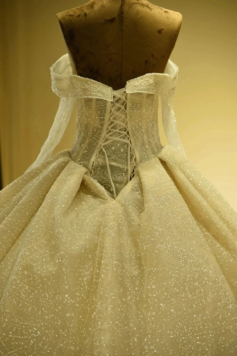 Elegant Long Sleeve Sweetheart Lace-up Ivory Tulle Ball Gown Wedding Dress - Image 3