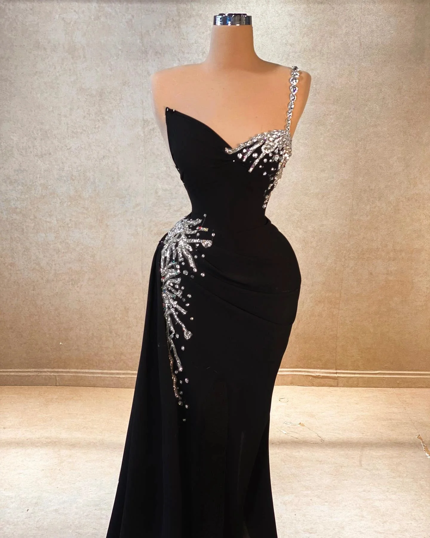 Beautiful A-line One Shoulder Sleeveless Rhinestone Chiffon Black Prom Dress - Image 2