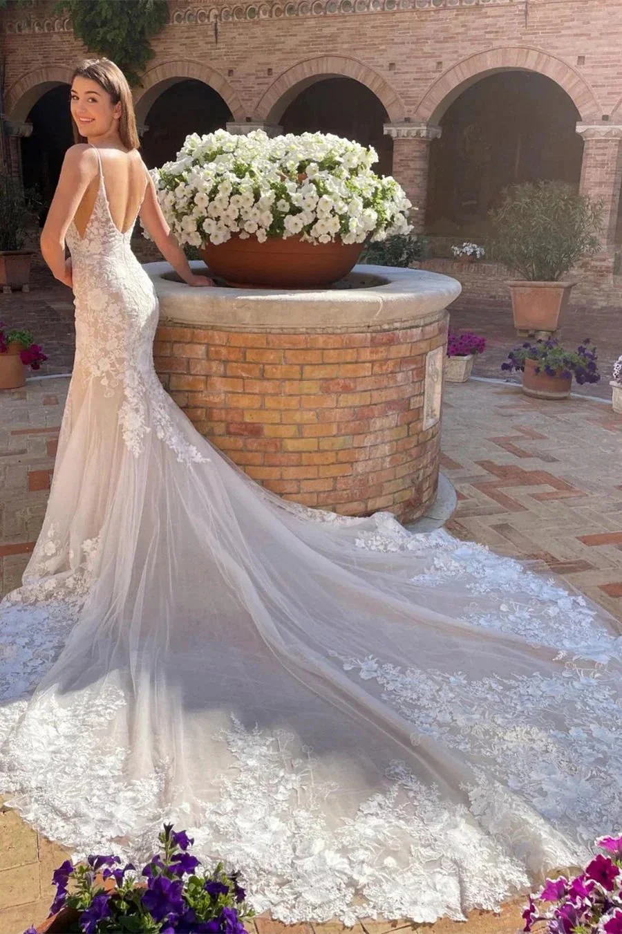 Elegant V-neck Spaghetti Straps Sleeveless Mermaid Wedding Dress With Lace - Image 2