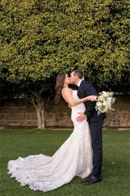 Elegant White V-neck Backless Mermaid Wedding Dresses With Lace - Image 5