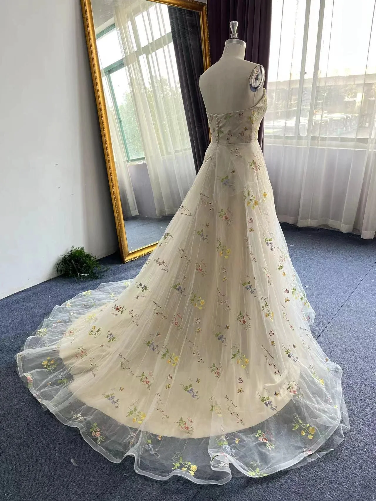 Exquisite A-line Flower Strapless Tulle Prom Dress - Image 4