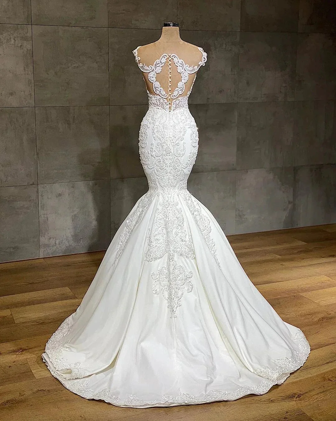 Exquisite Long Lace V-neck Sleeveless Mermaid Wedding Dresses - Image 2