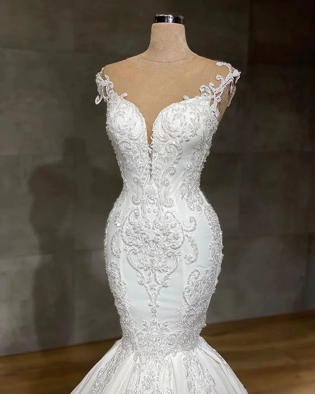 Exquisite Long Lace V-neck Sleeveless Mermaid Wedding Dresses - Image 3