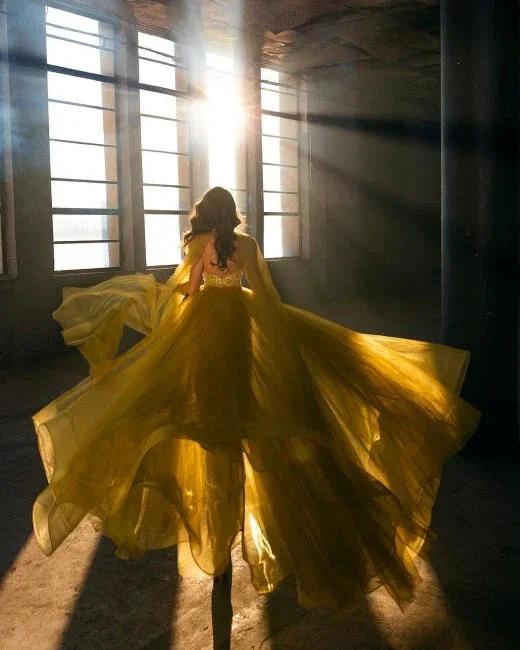 Extravagant Long Gold Sleeveless Prom Dresses With Detachable Train - Image 2