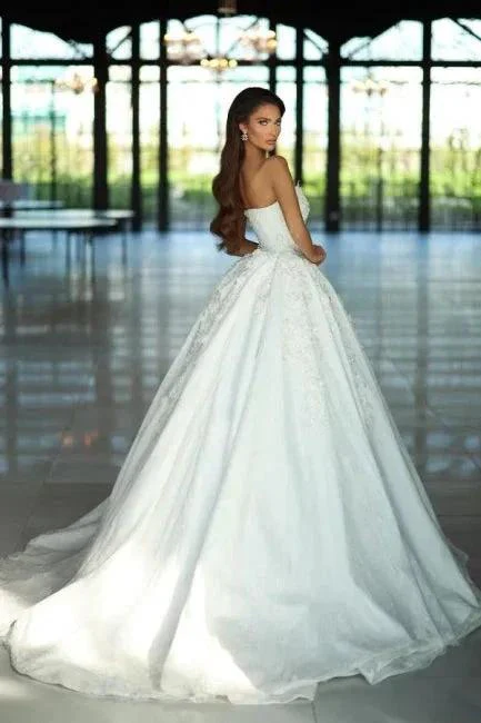 Fabulous A-Line Lace V-Neck Sleeveless White Wedding Dresses With Appliques - Image 2