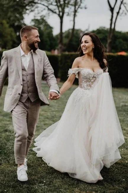 Fabulous Off-the-shoulder Sleeveless A-Line Tulle Wedding Dresses with Appliques - Image 3