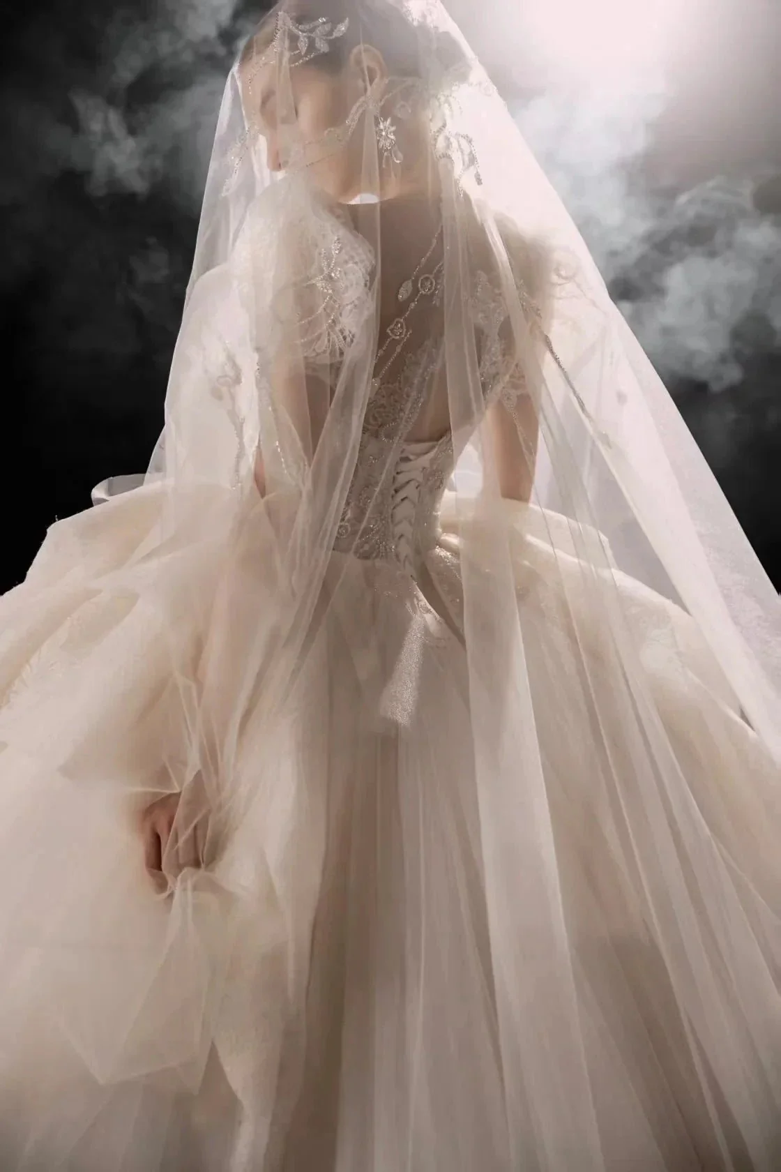 Elegant Sweetheart Ball Gown Lace Puff Sleeve Beaded Embroidery Wedding Dress with Flowing Train E-302 - Image 4