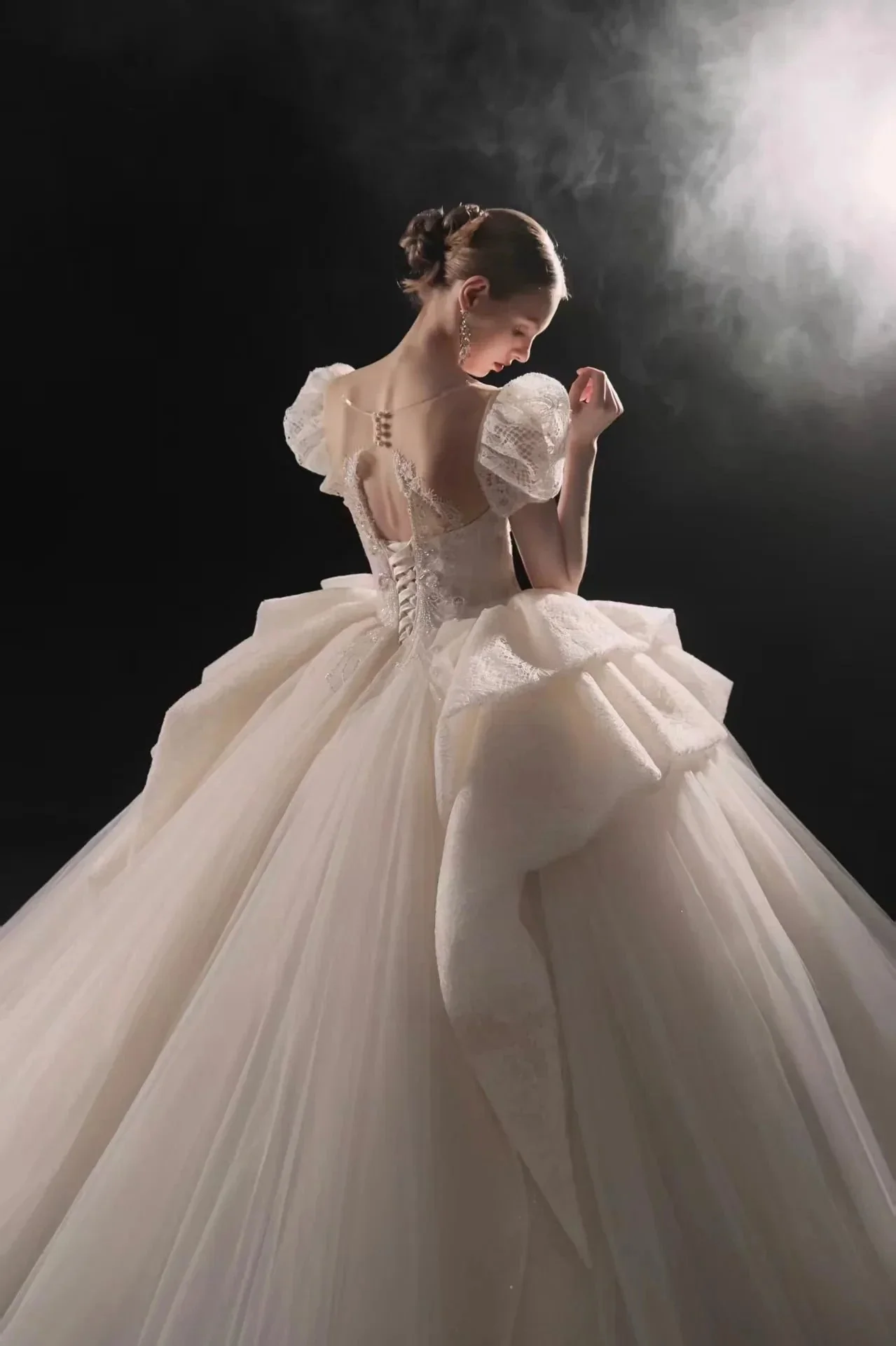 Elegant Sweetheart Ball Gown Lace Puff Sleeve Beaded Embroidery Wedding Dress with Flowing Train E-302 - Image 5