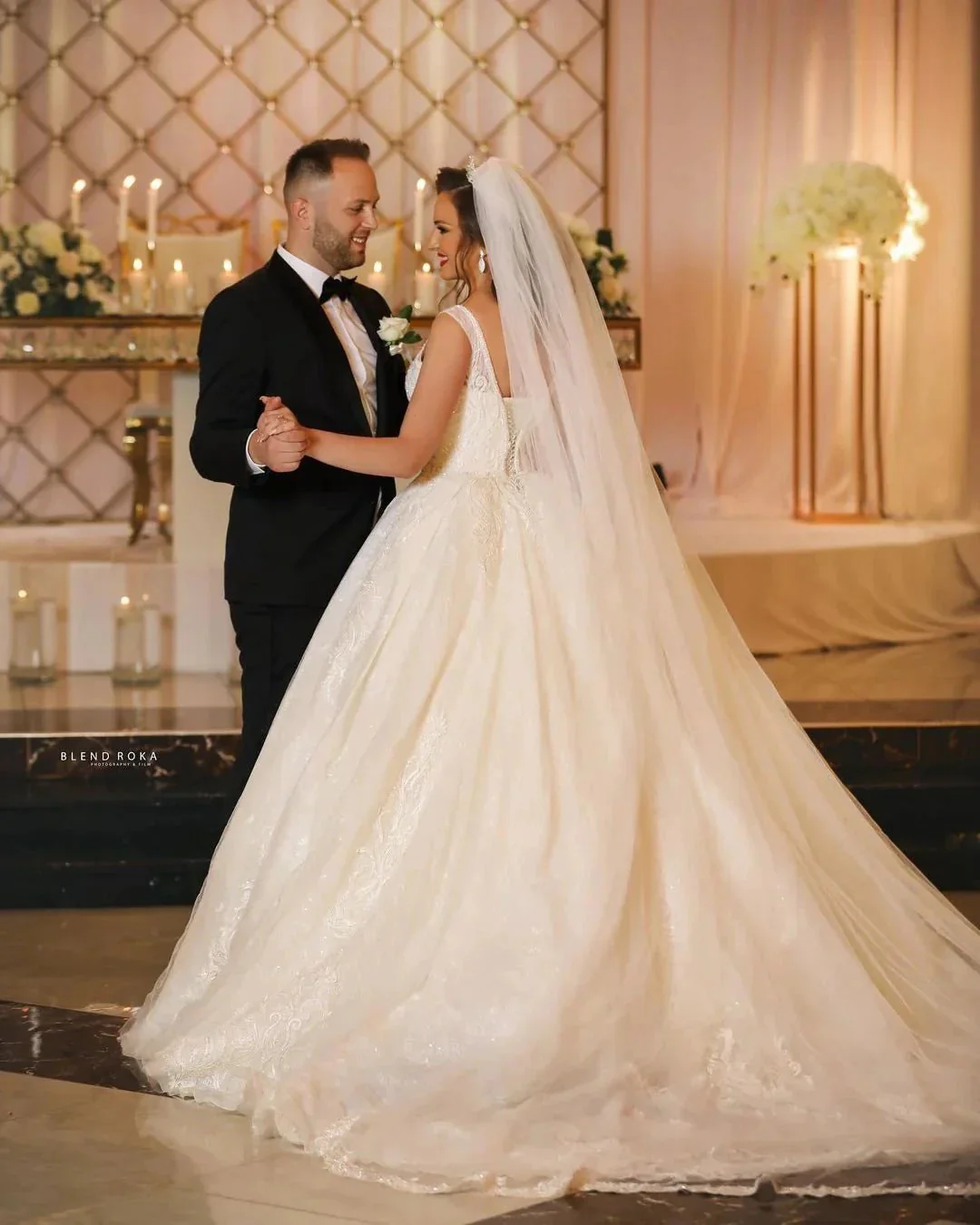 Glamorous Long Ball Gown V-neck Tulle Wedding Dress with Lace Appliques - Image 2