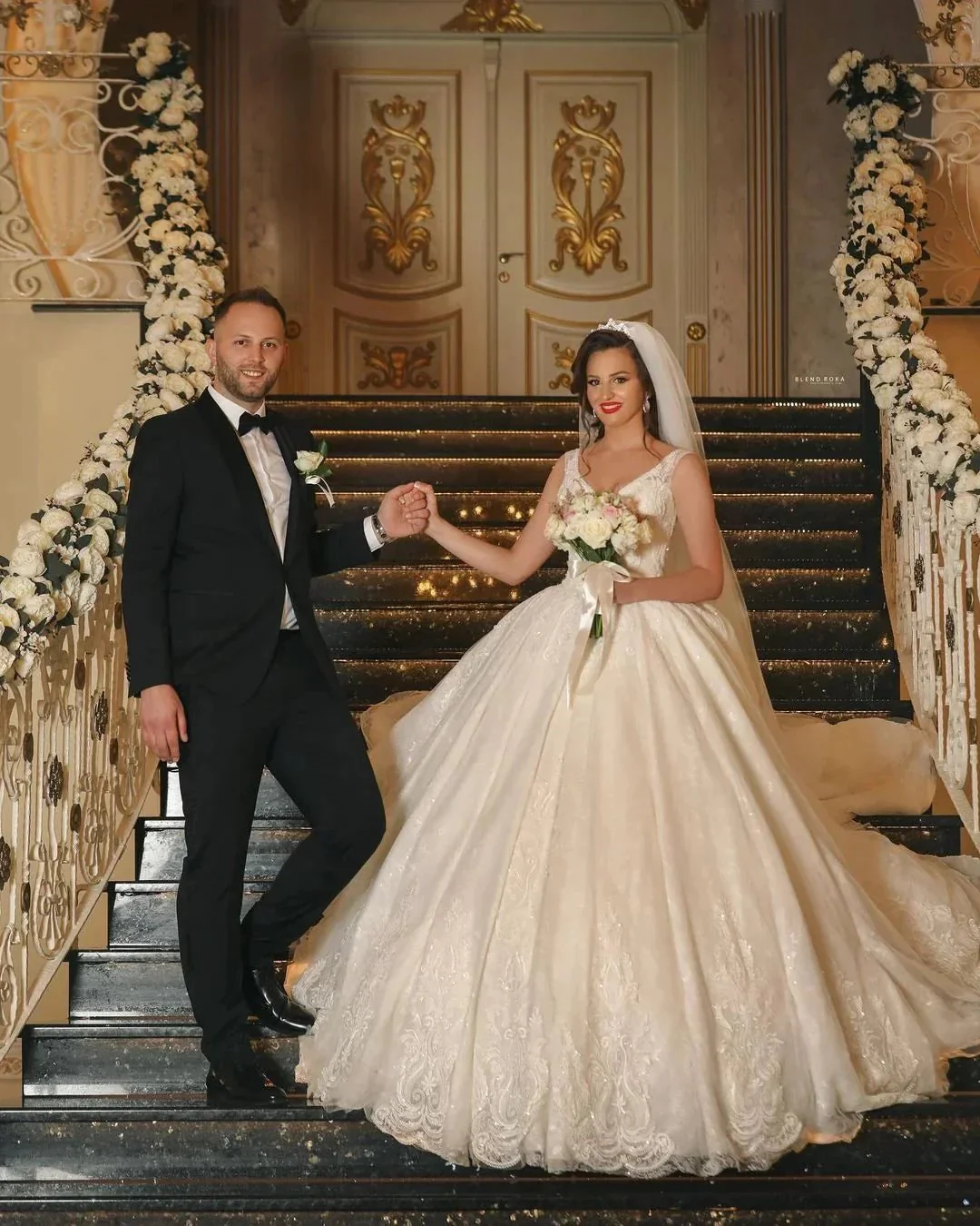 Glamorous Long Ball Gown V-neck Tulle Wedding Dress with Lace Appliques - Image 3
