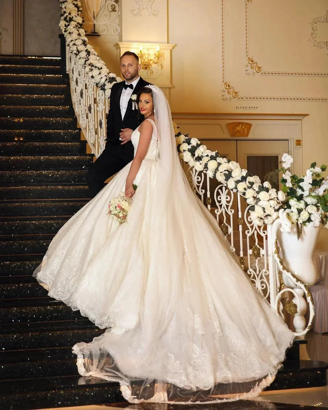 Glamorous Long Ball Gown V-neck Tulle Wedding Dress with Lace Appliques - Image 4
