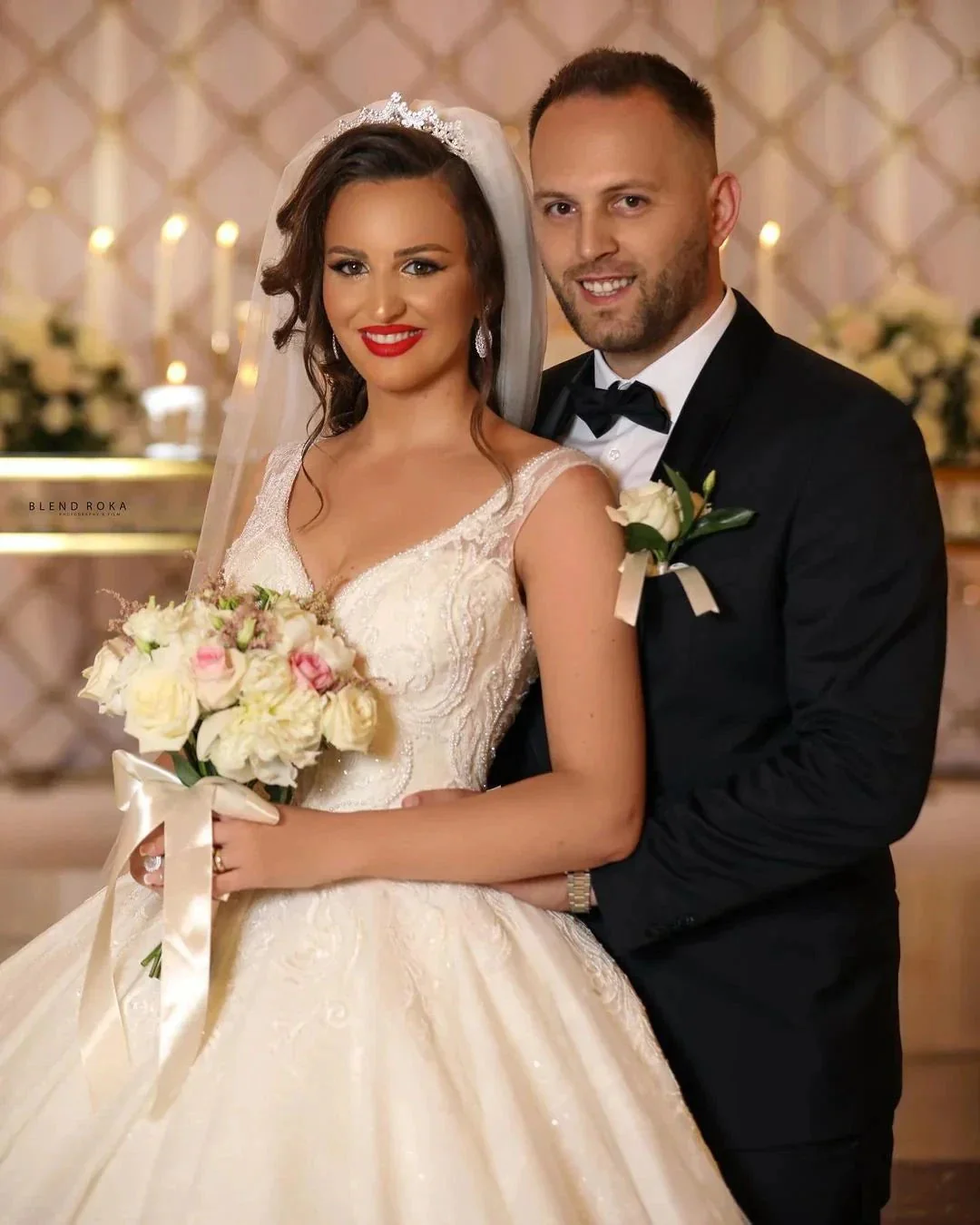 Glamorous Long Ball Gown V-neck Tulle Wedding Dress with Lace Appliques - Image 5