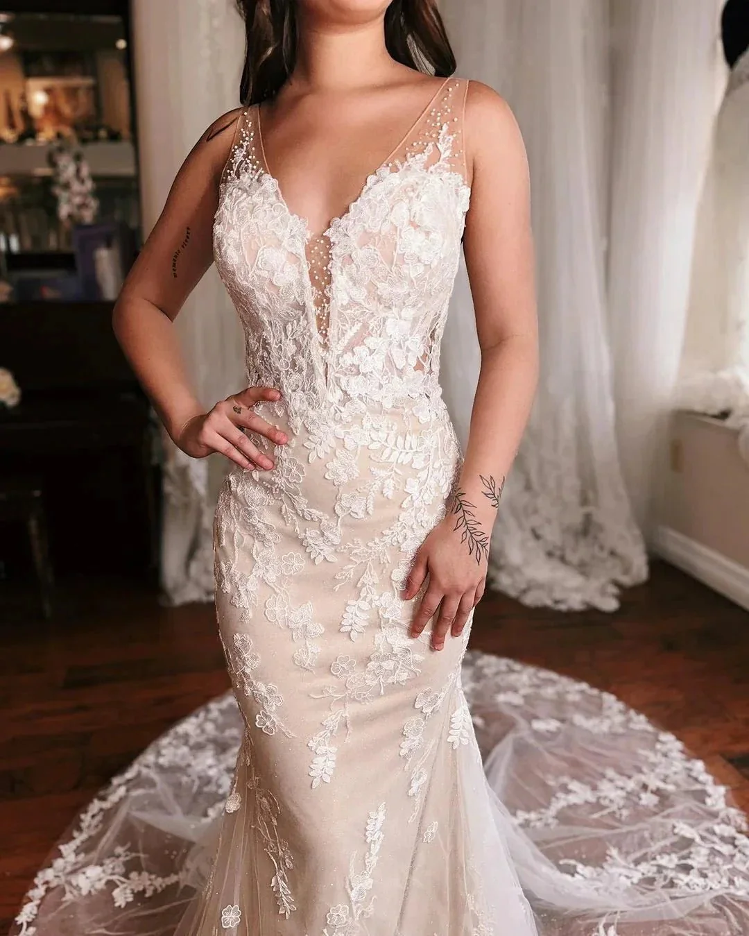 Glamorous Long Mermaid V-neck Sleeveless Backless Wedding Dress With Lace - Image 3