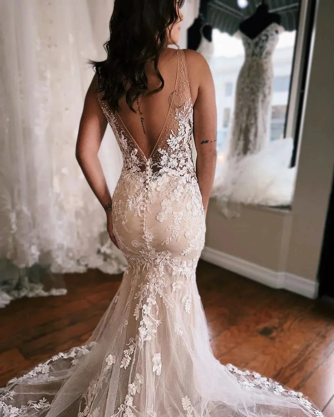 Glamorous Long Mermaid V-neck Sleeveless Backless Wedding Dress With Lace - Image 4
