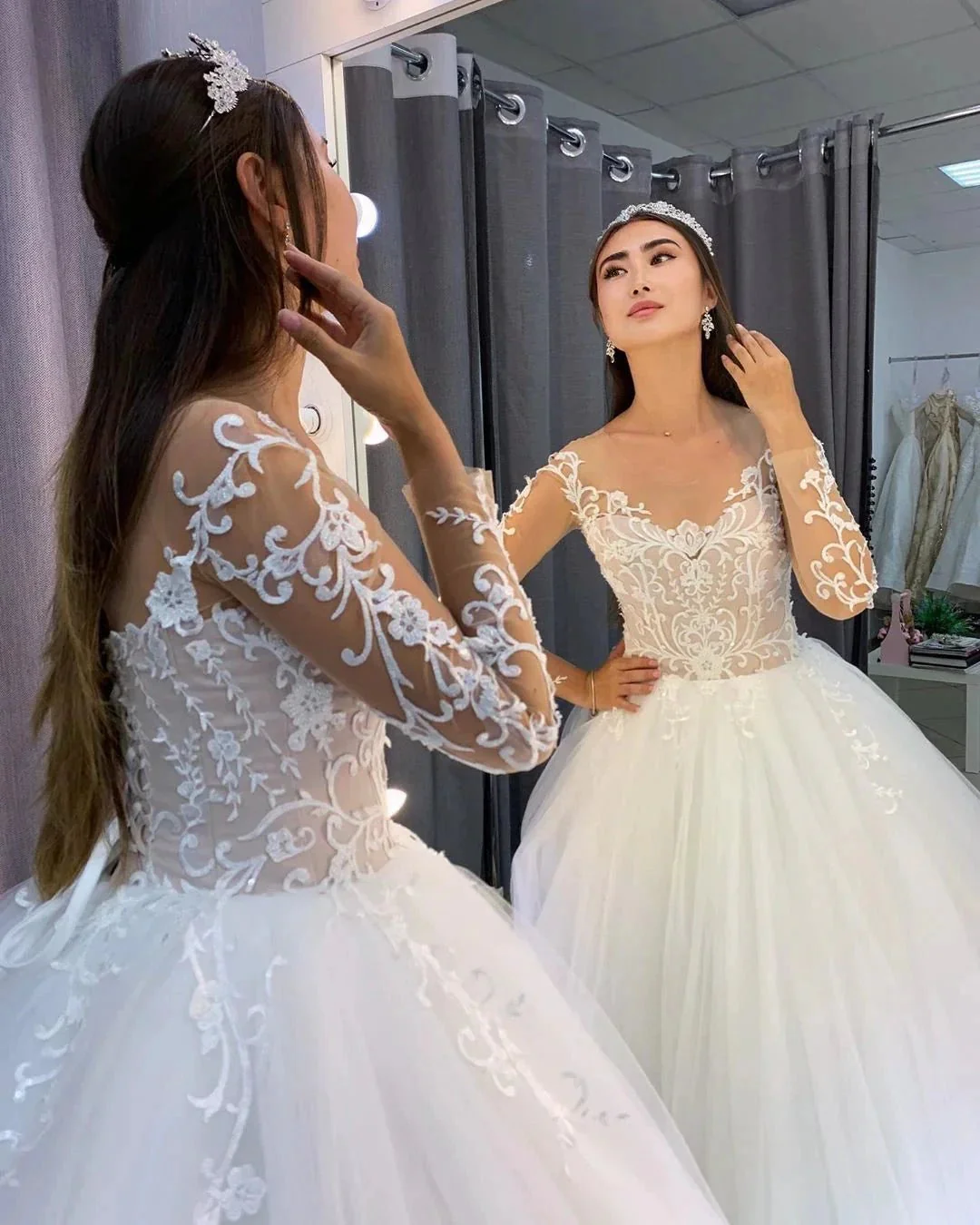 Gorgeous Long A-line Tulle Lace Wedding Dress with Sleeves - Image 3