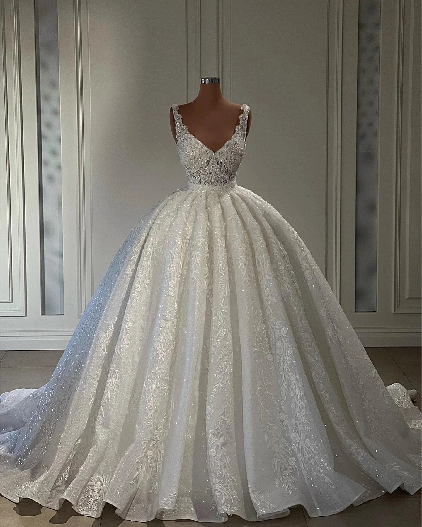 Gorgeous Long Ball Gown Sweetheart Sleeveless Lace Wedding Dress with Ruffles - Image 4