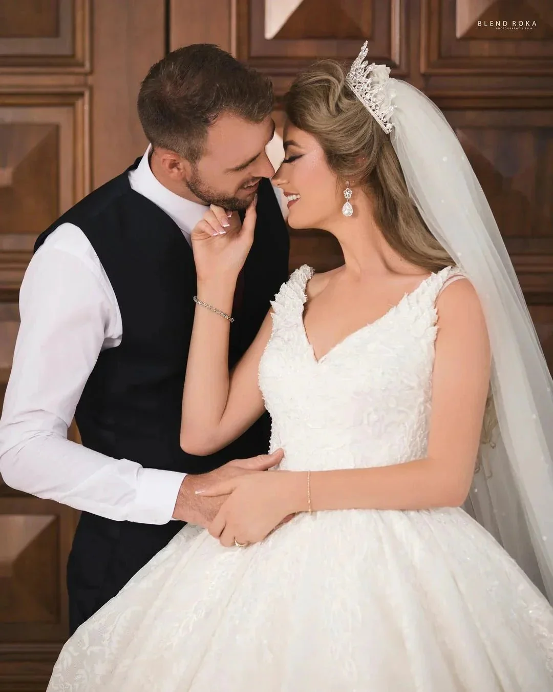 Gorgeous Long Princess V-neck Tulle Lace Wedding Dress - Image 7