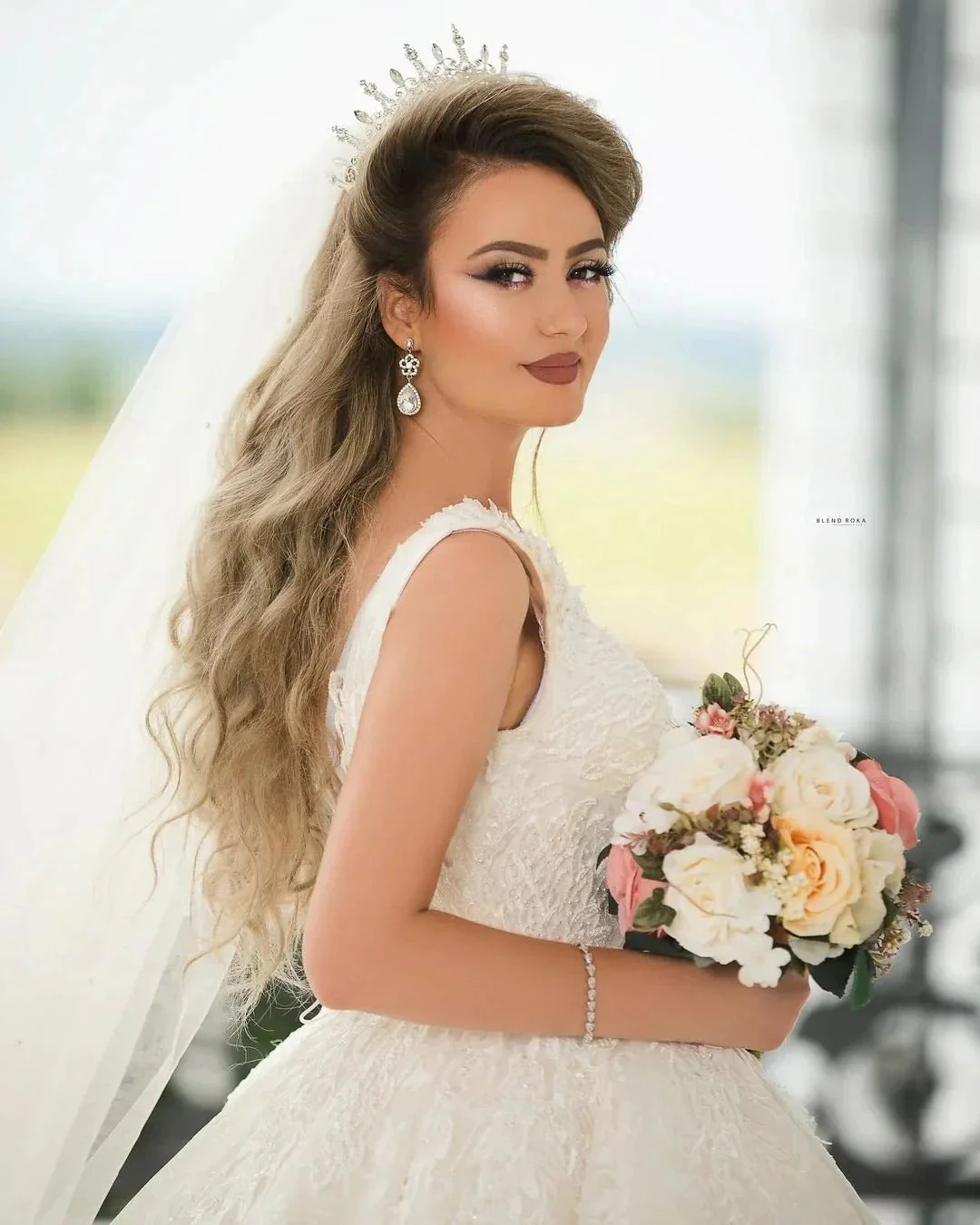 Gorgeous Long Princess V-neck Tulle Lace Wedding Dress - Image 8