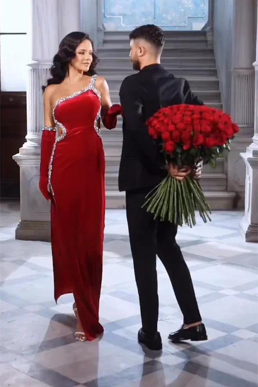 Gorgeous Red Straps Sequined Mermaid Prom Dress With Side Slit - Image 4