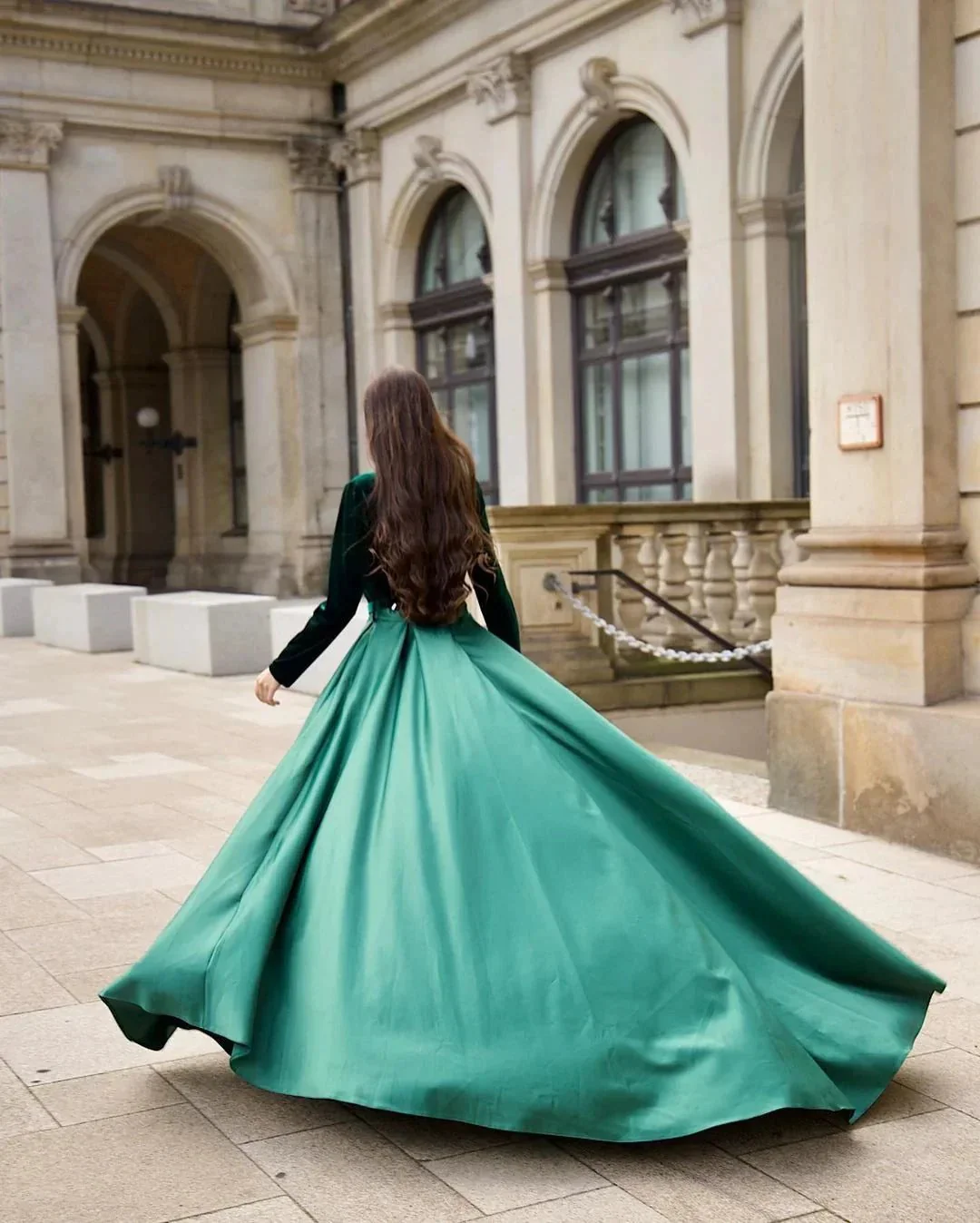 Green Long Sleeves A-line V-neck Velvet Prom Dress with Slit - Image 2
