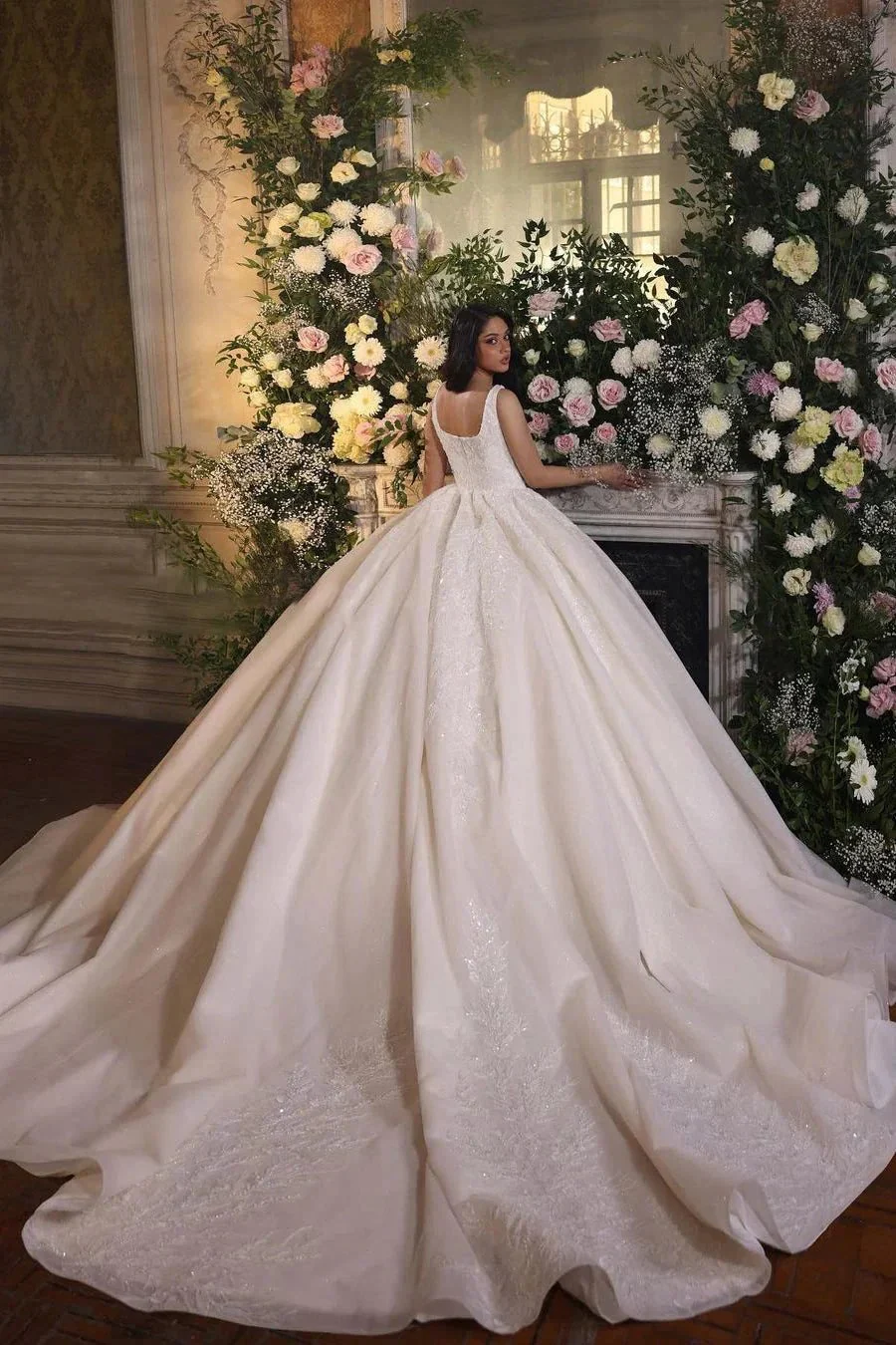 Luxurious A-line Princess Lace Sleeveless Ball Gown Wedding Dress - Image 2