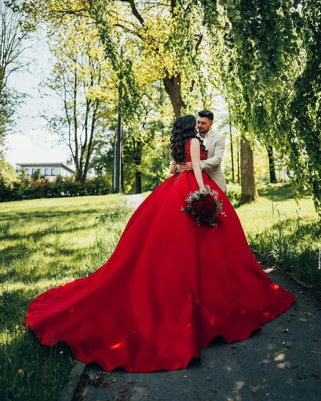 Luxury Long Princess Satin V-neck Wedding Dresses with Lace - Image 3