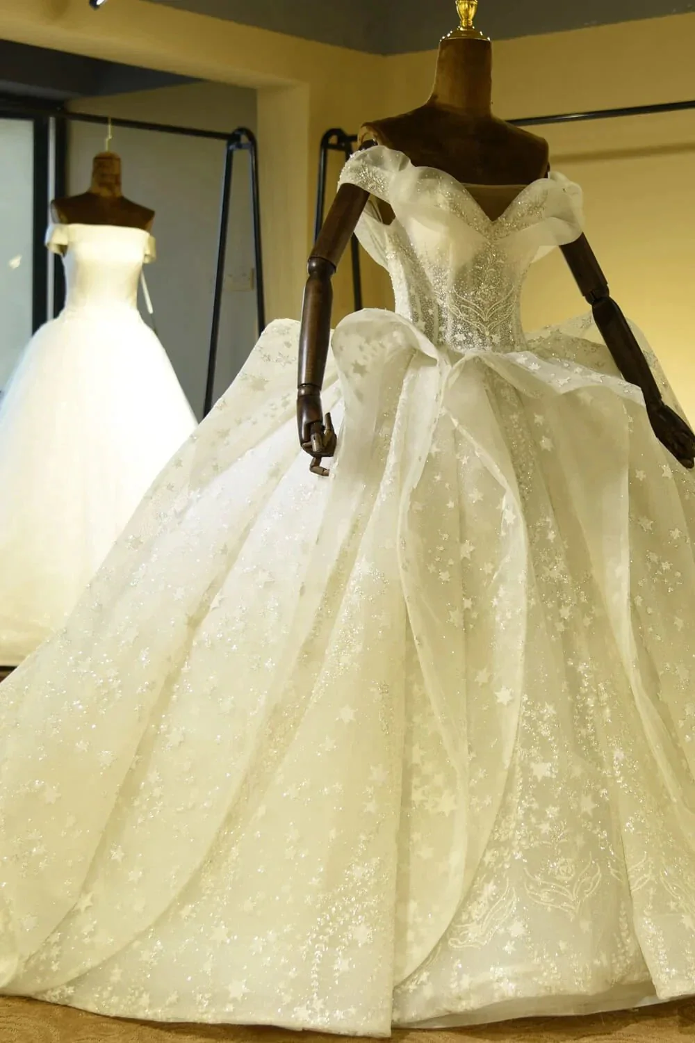 Luxury Sweetheart Lace-up Tulle Ball Gown Wedding Dress with Ruffles - Image 3