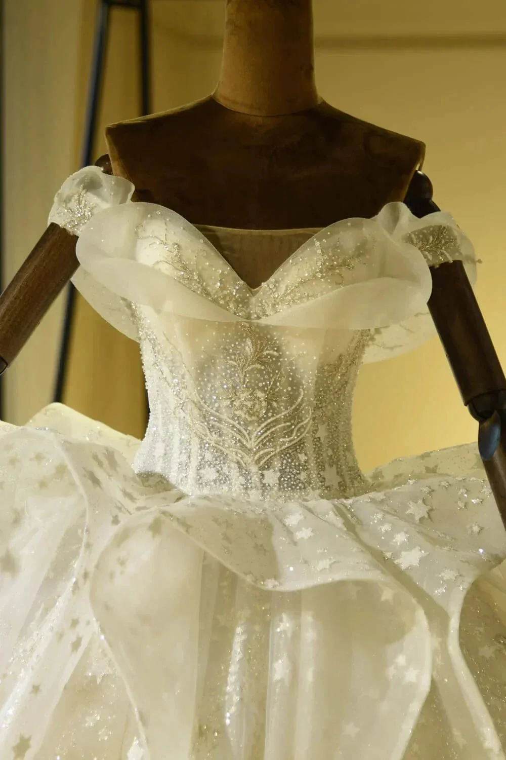 Luxury Sweetheart Lace-up Tulle Ball Gown Wedding Dress with Ruffles - Image 4