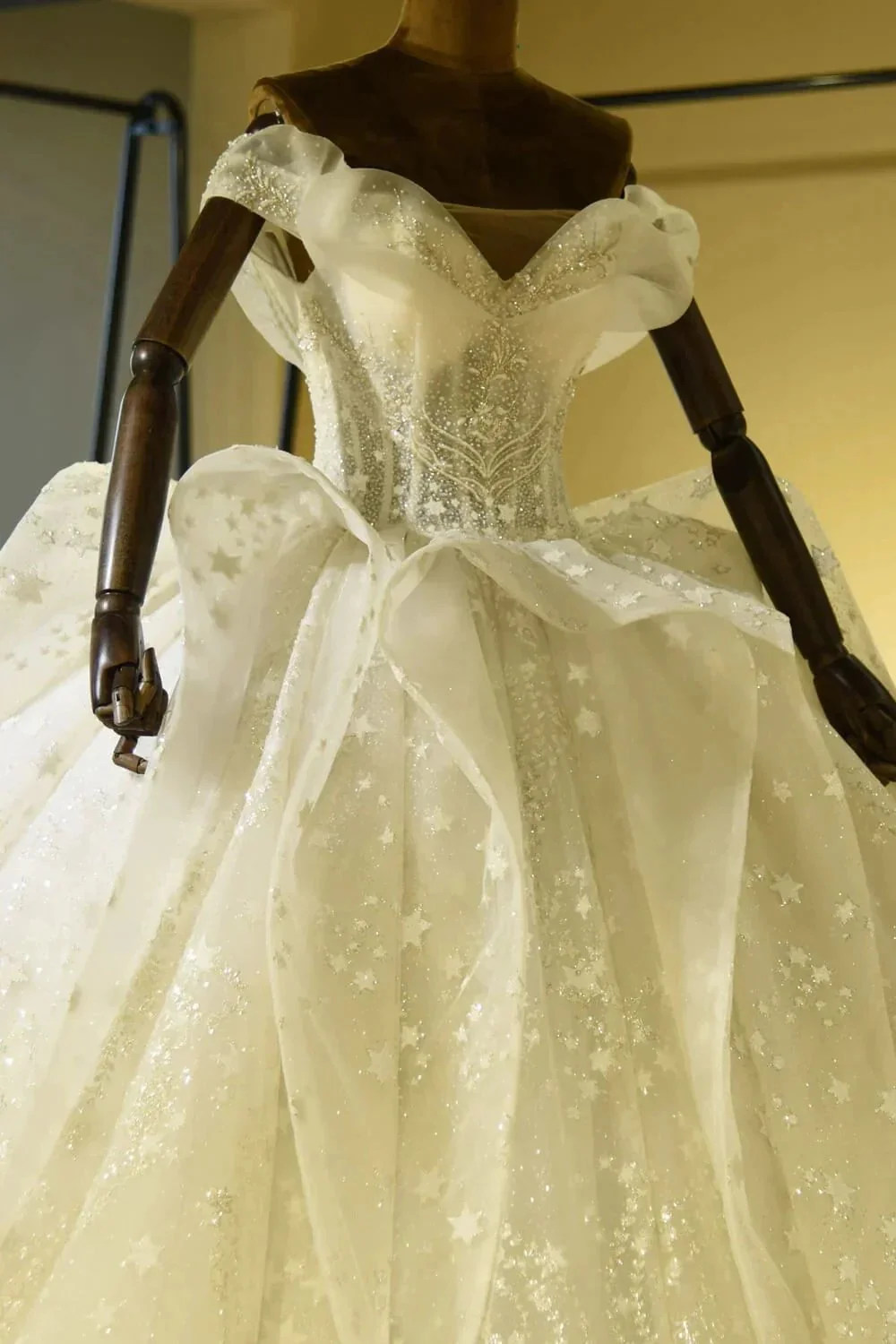 Luxury Sweetheart Lace-up Tulle Ball Gown Wedding Dress with Ruffles - Image 5