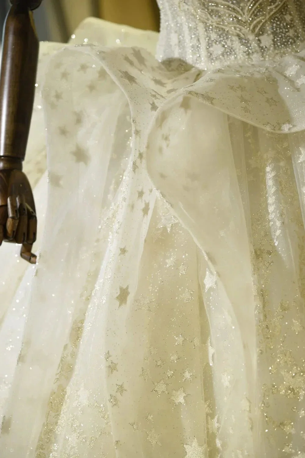 Luxury Sweetheart Lace-up Tulle Ball Gown Wedding Dress with Ruffles - Image 6