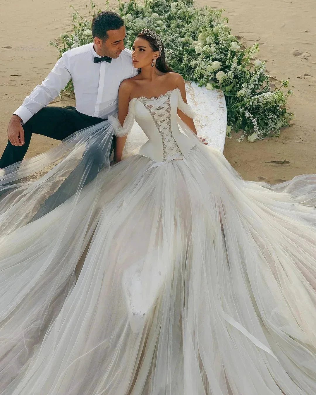 Modern Long A-line Off-the-shoulder Sleeveless Tulle Corset Wedding Dress - Image 6