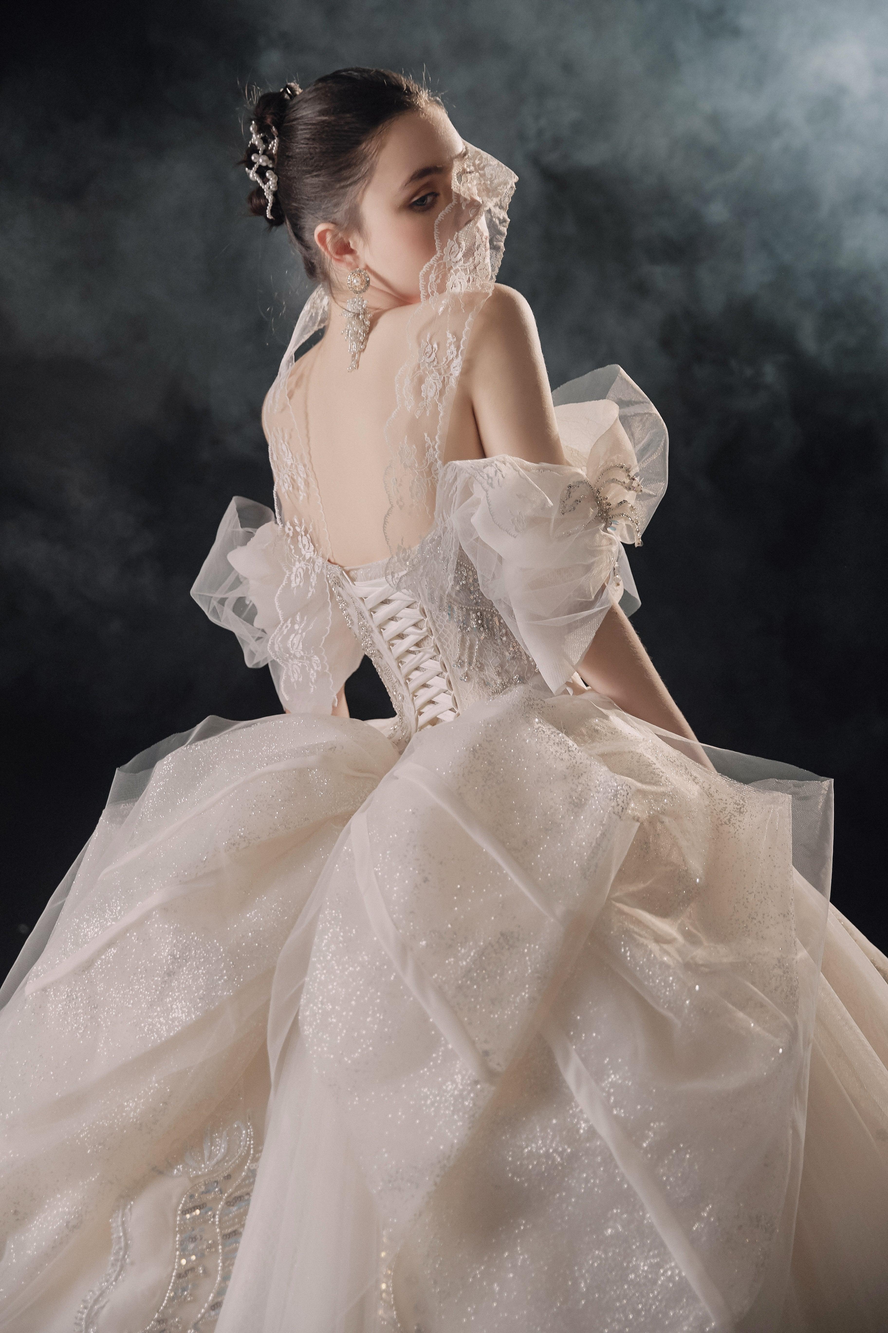 Elegant Off-the-Shoulder Ball Gown Sweetheart Neckline Tulle Puff Sleeve Beaded Lace Wedding Dress with Scalloped Train E-306 - Image 5