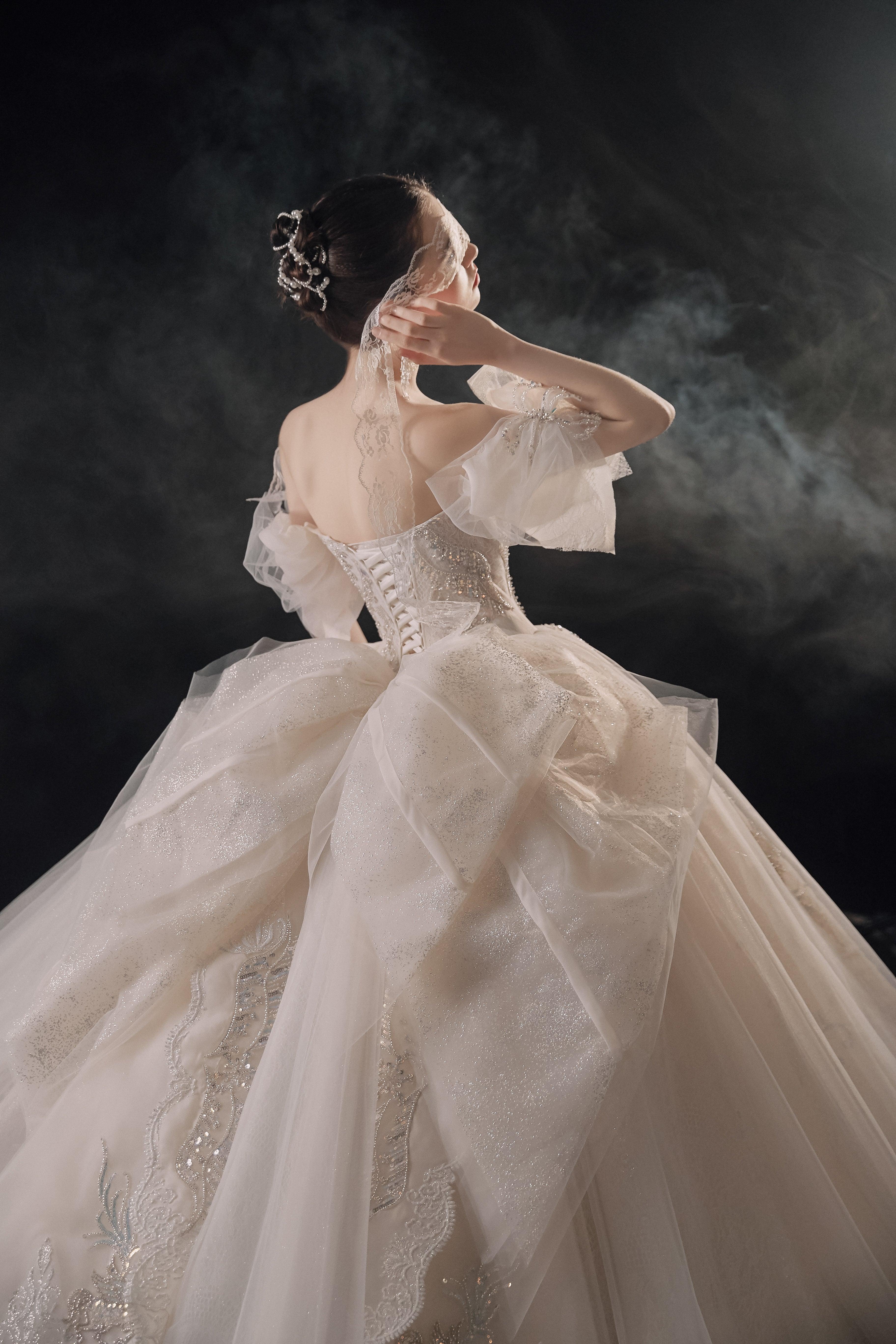 Elegant Off-the-Shoulder Ball Gown Sweetheart Neckline Tulle Puff Sleeve Beaded Lace Wedding Dress with Scalloped Train E-306 - Image 8