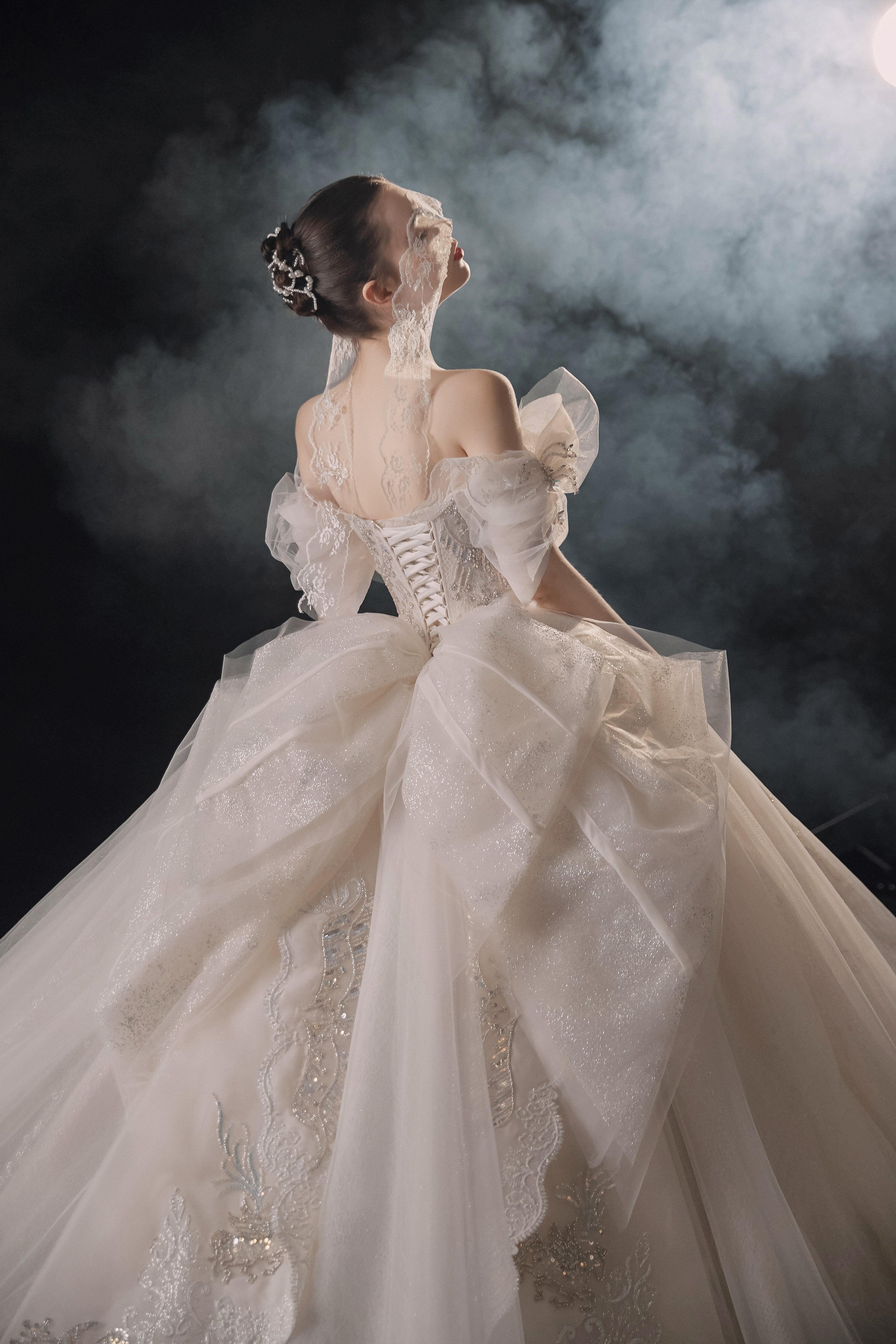 Elegant Off-the-Shoulder Ball Gown Sweetheart Neckline Tulle Puff Sleeve Beaded Lace Wedding Dress with Scalloped Train E-306 - Image 9
