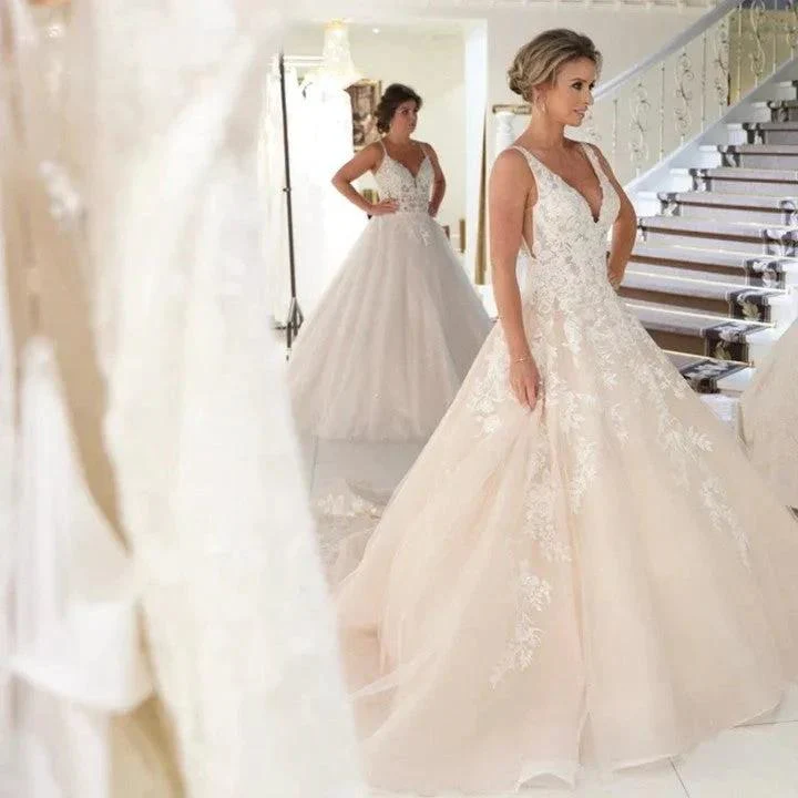 Sexy Long A-Line V-neck Spaghetti Straps Appliques Lace Backless Wedding Dress - Image 4