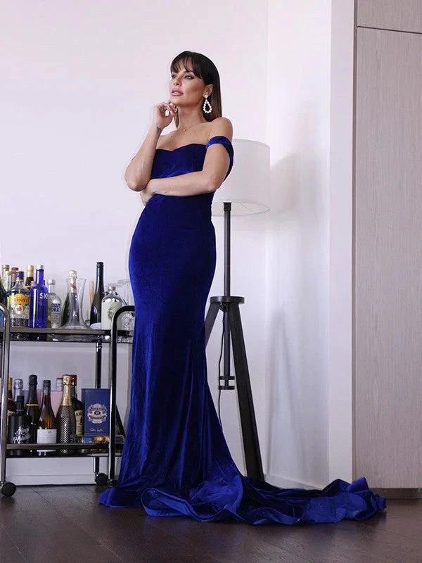 Sheath/Column Ruffles Off-the-Shoulder Velvet Sleeveless Prom Dresses - Image 2