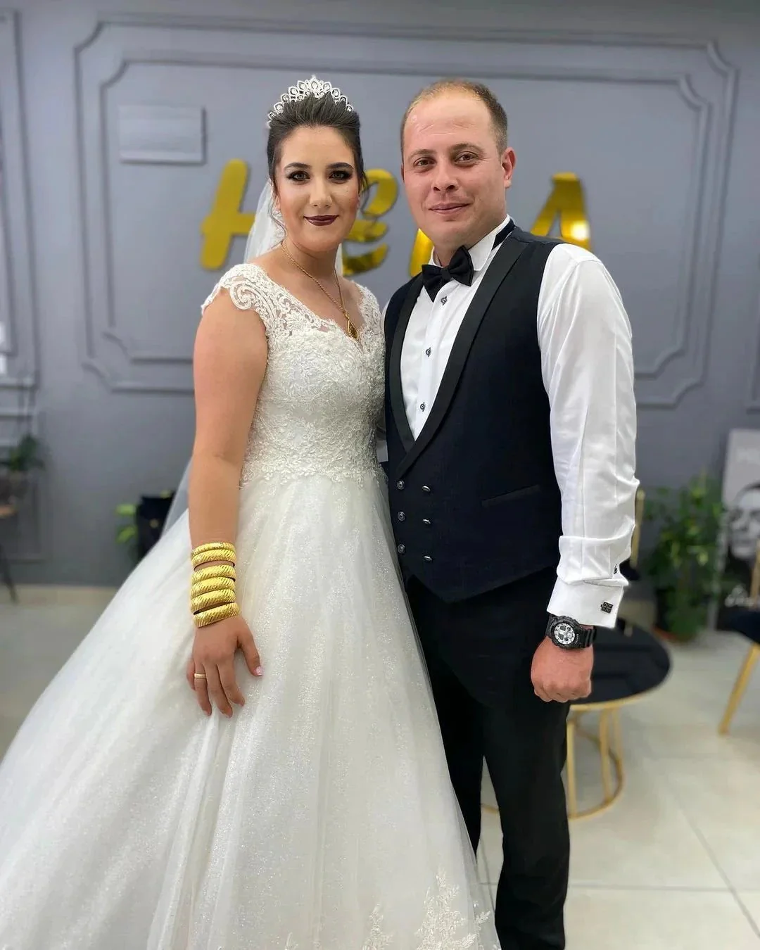 Simple Long A-line V-neck Lace Tulle Wedding Dress - Image 3