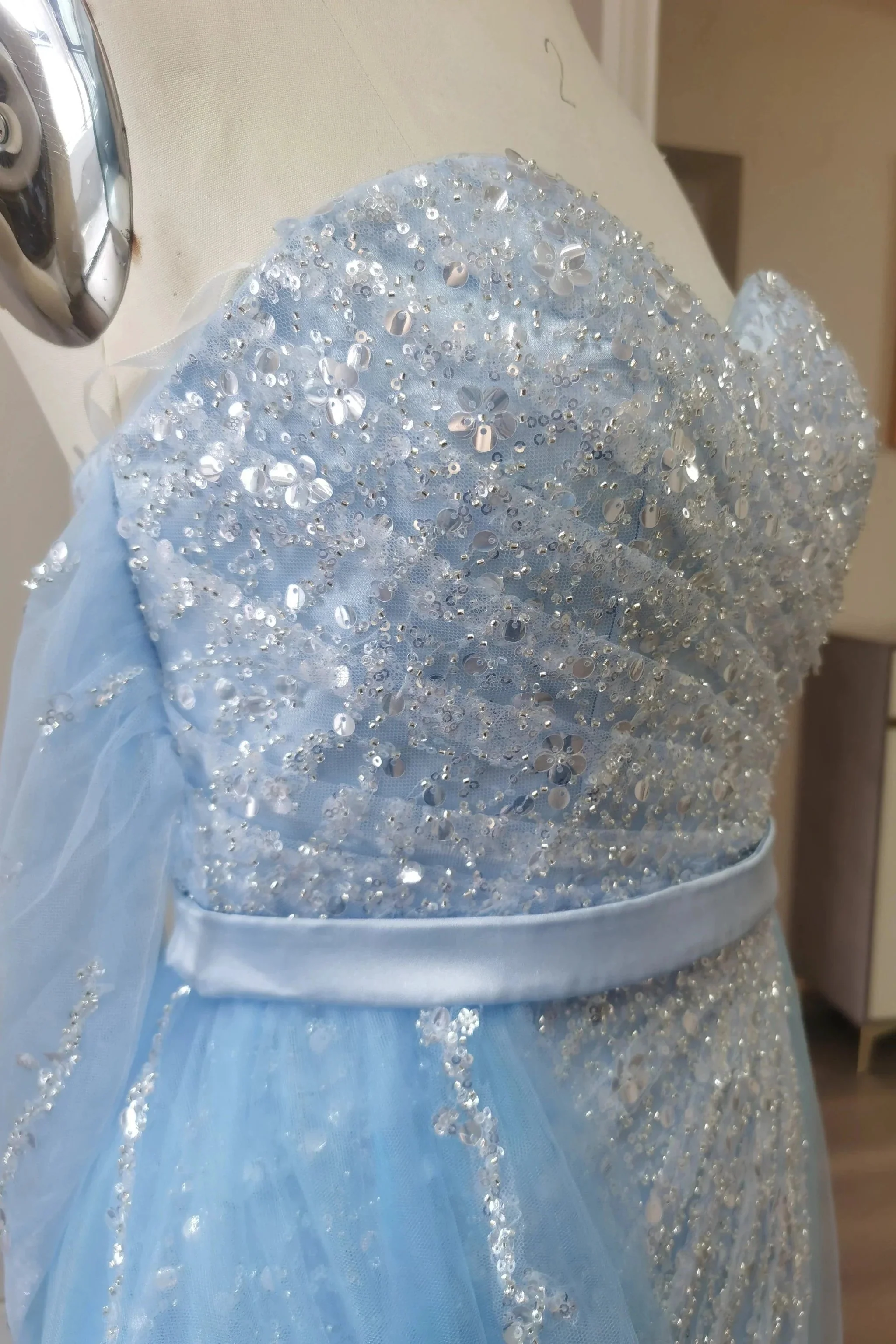 Split Front Sky Blue Off-the-Shoulder Tulle Prom Dress with Sequin Embellishments - Image 5