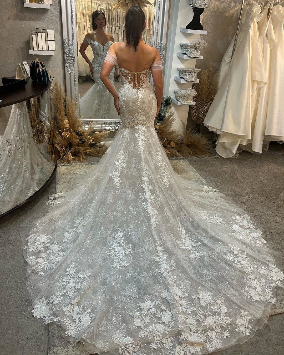 Trendy Floor Length Sweetheart Sleeveless Off-The-Shoulder Lace Wedding Dress with Chapel Train - Image 3