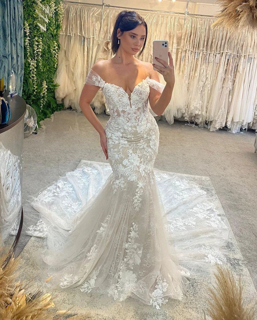 Trendy Floor Length Sweetheart Sleeveless Off-The-Shoulder Lace Wedding Dress with Chapel Train - Image 5