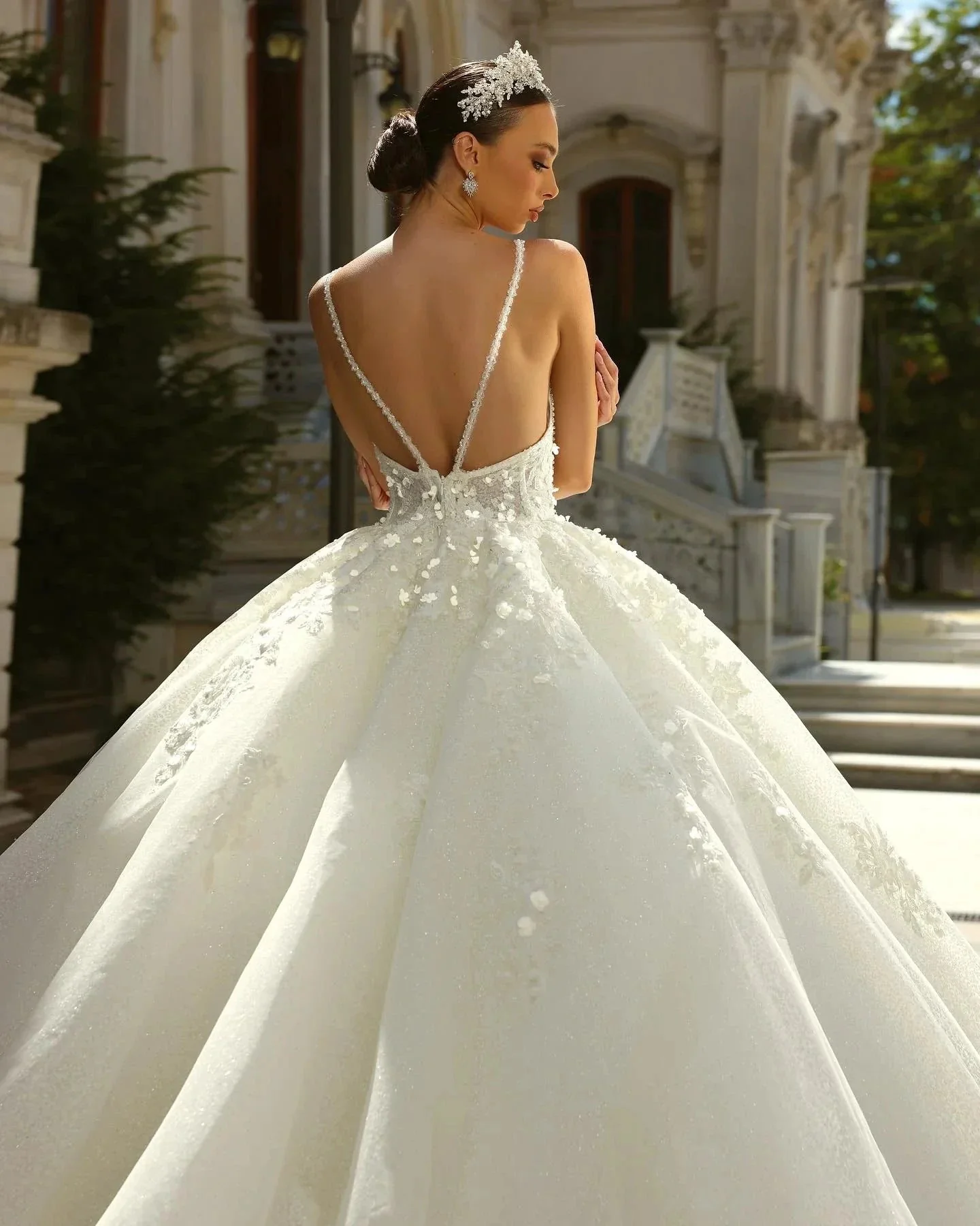 Vintage Ball Gown Lace Spaghetti Straps Sleeveless White Wedding Dress With Appliques Train - Image 2