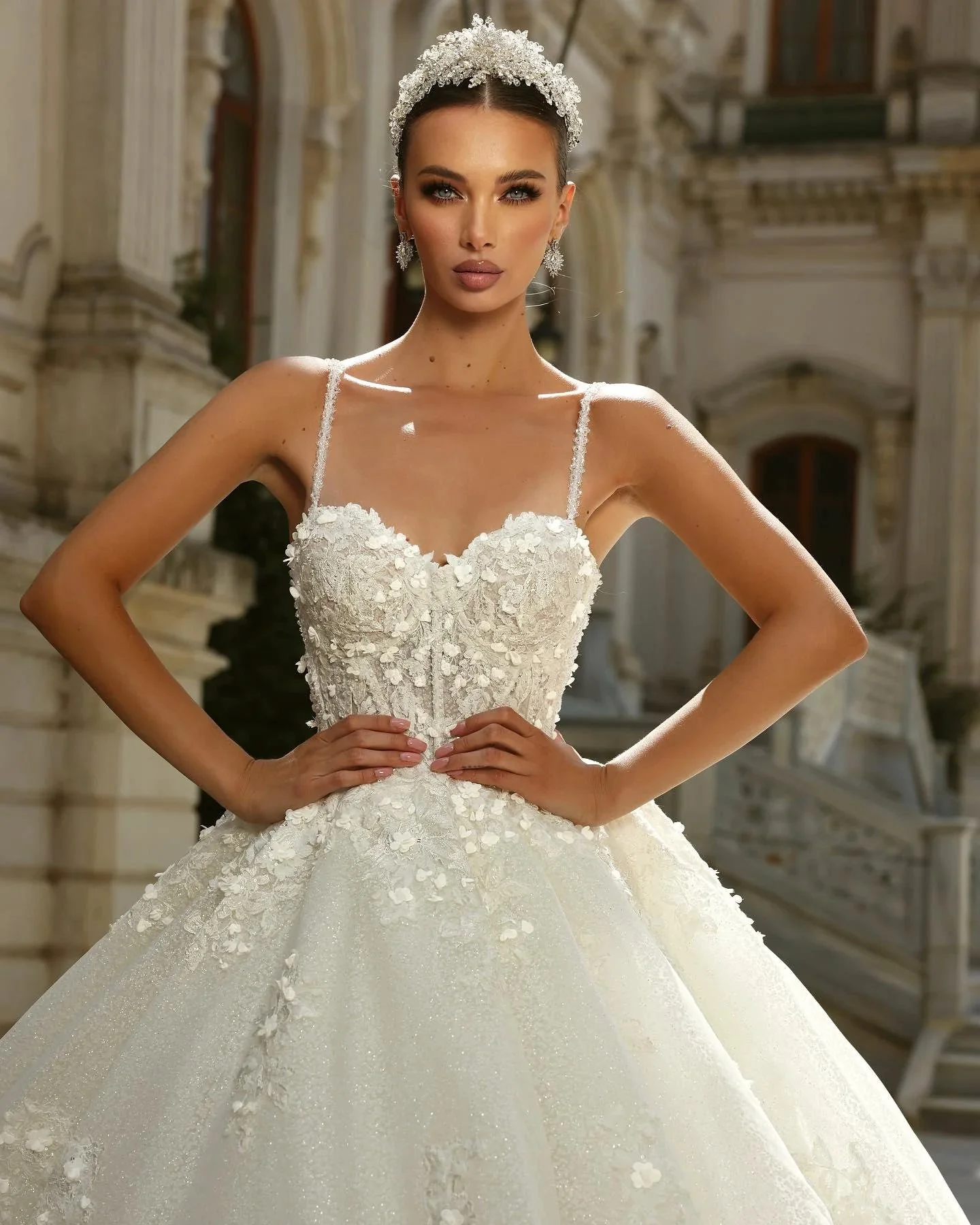 Vintage Ball Gown Lace Spaghetti Straps Sleeveless White Wedding Dress With Appliques Train - Image 3