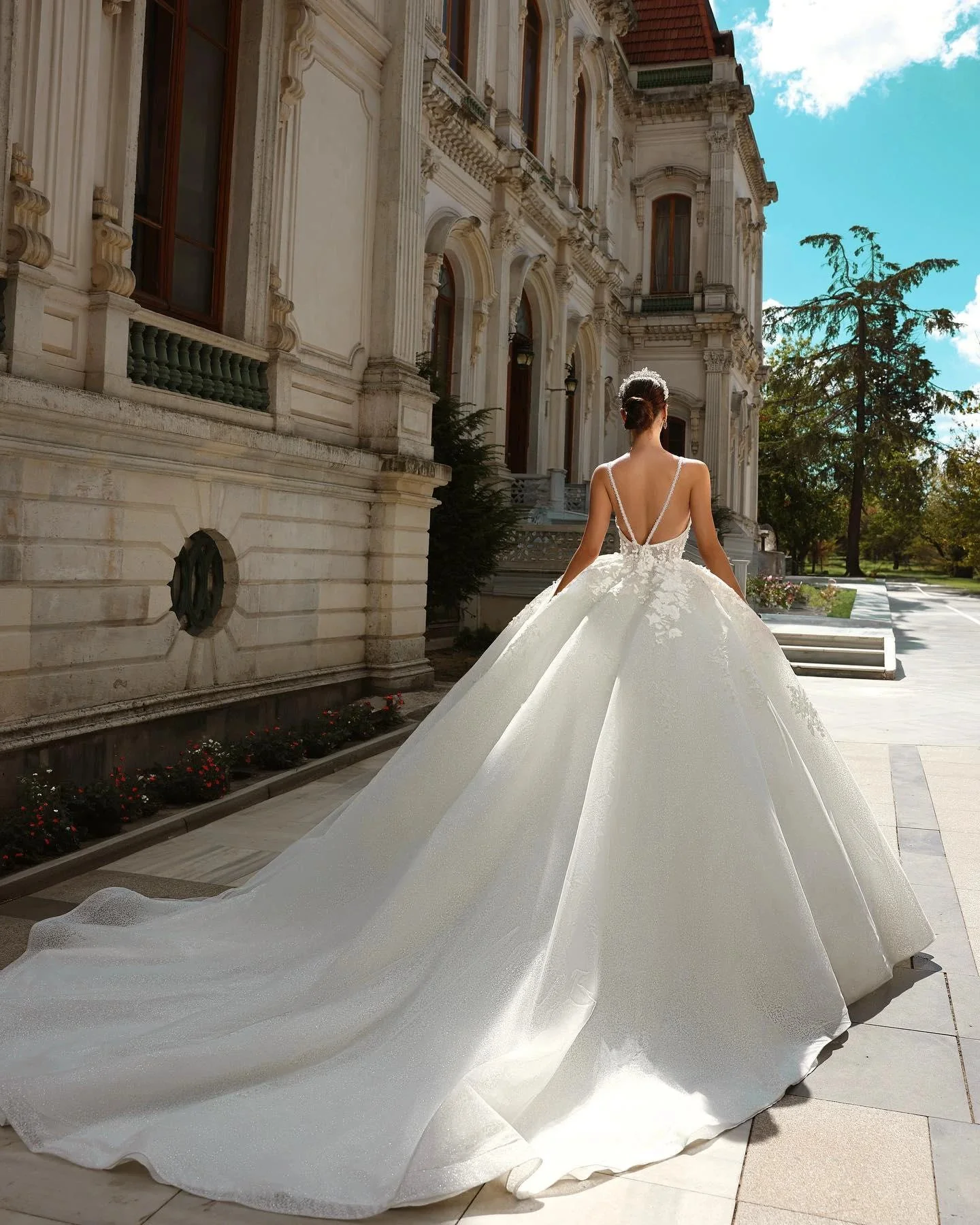 Vintage Ball Gown Lace Spaghetti Straps Sleeveless White Wedding Dress With Appliques Train - Image 4