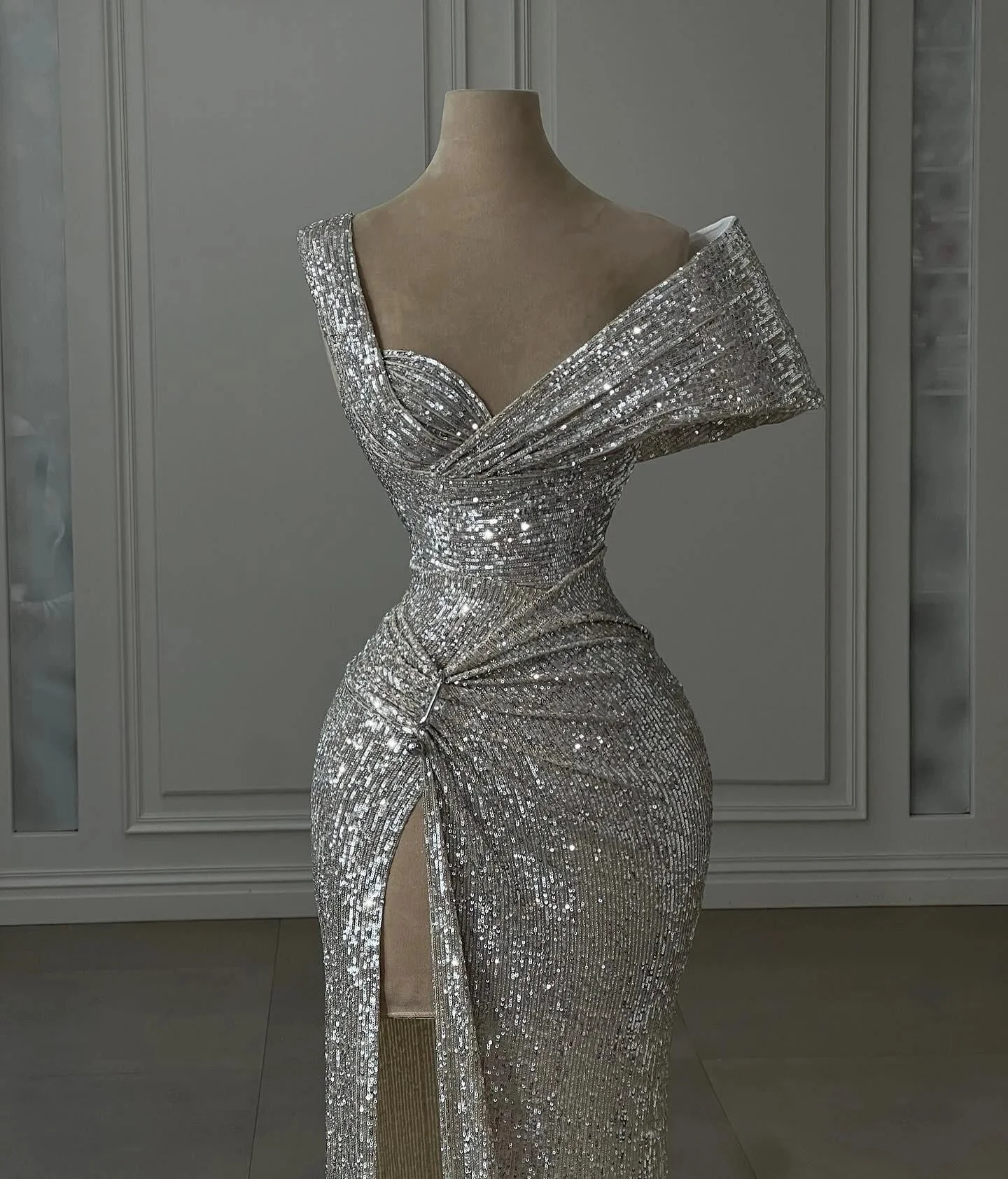 Vintage Column Sequined Off-The-Shoulder Sleeveless Silver Prom Dresses With Split Front - Image 2