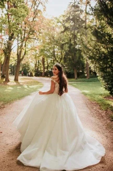 Vintage Princess Off-the-shoulder V-neck Sleeveless Lace Wedding Dresses - Image 3